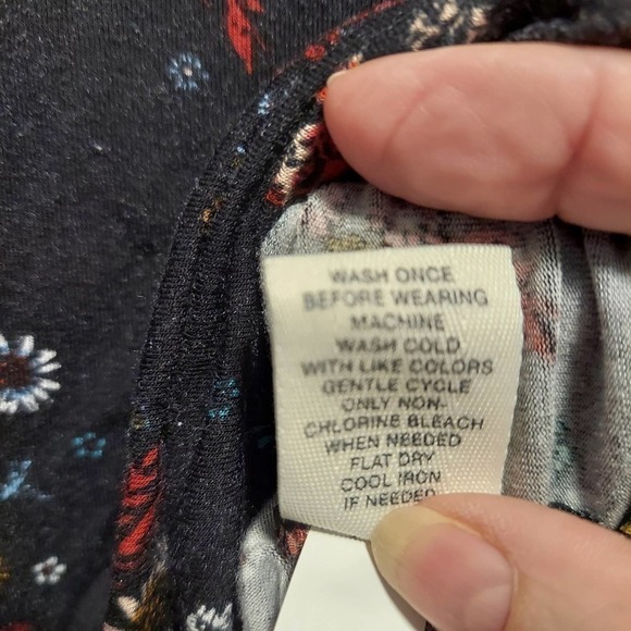 𝅺MUDD Rayon Spandex Floral Top, Size M - Picture 3 of 5